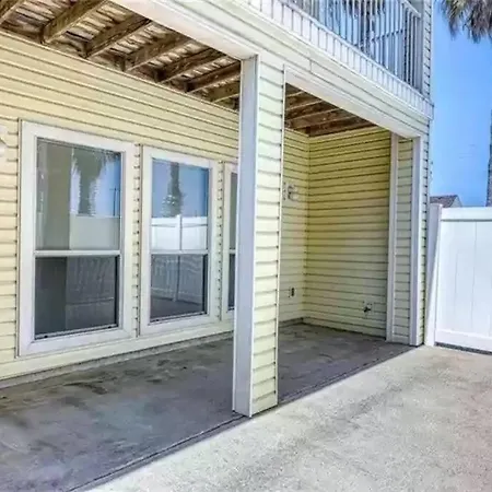 Spacious Home, Short Walk To Beach, Heated Pool!